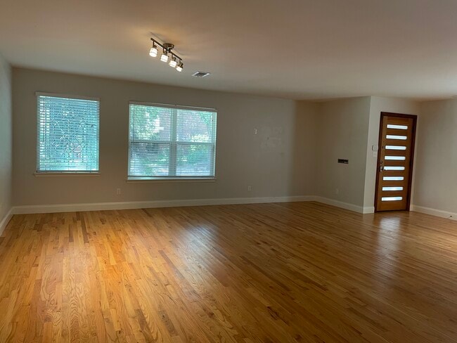 Large Livingroom - 5947 Oram St