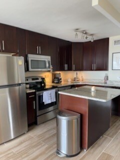 Foto del edificio - 1355 N Sandburg Terrace