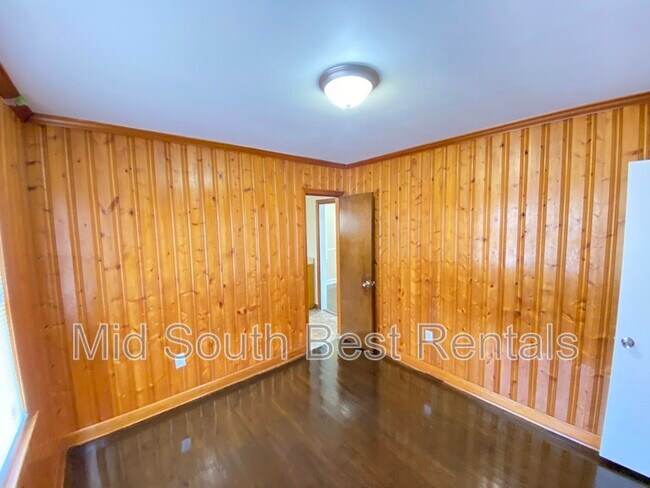 Foto del edificio - 4033 Woodburn Dr