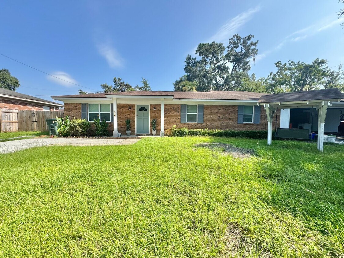 Primary Photo - Home located on cul de sac