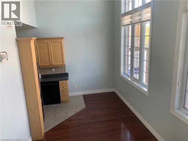 Building Photo - 555 King St E