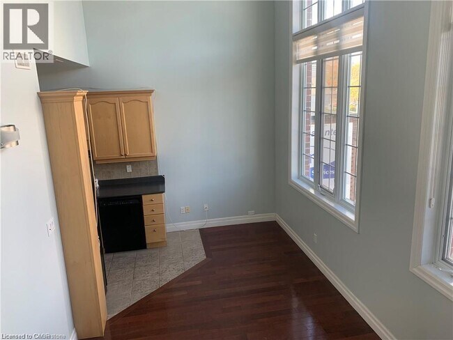 Photo du bâtiment - 555 King St E