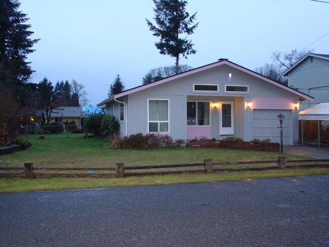Building Photo - Spacious 1 Bedroom House!