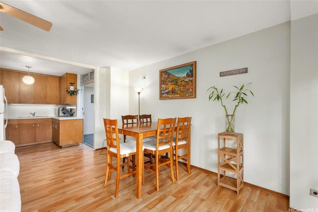 Building Photo - Fully Furnished - 2 BED/1 BATH/1 PARKING i...