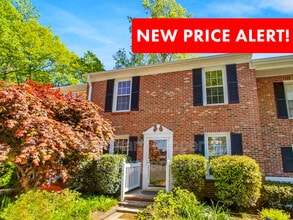 Building Photo - 106 E Bay Ct