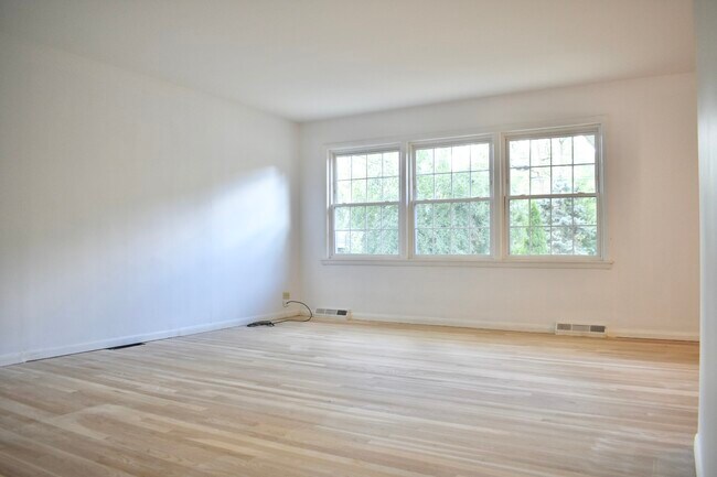 Sun-filled living room - 4138 Wolf Rd