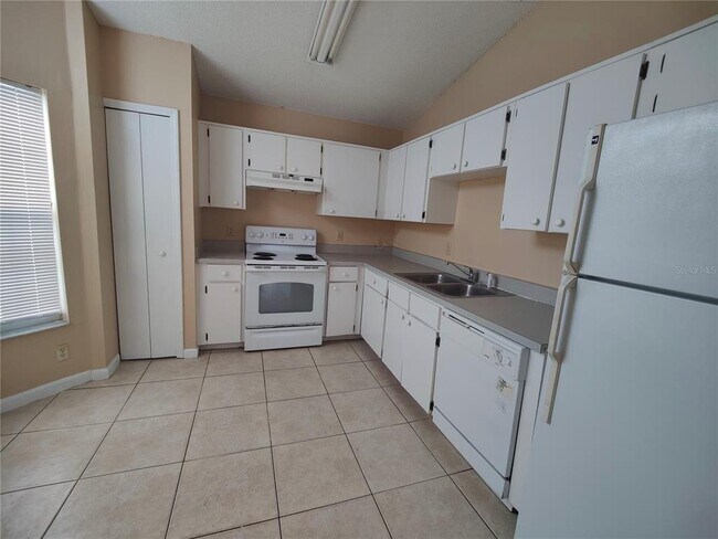 Building Photo - 2435 Harbor Town Dr