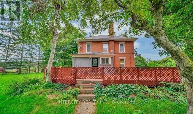 Photo du bâtiment - 8731 Wellington Rd 124