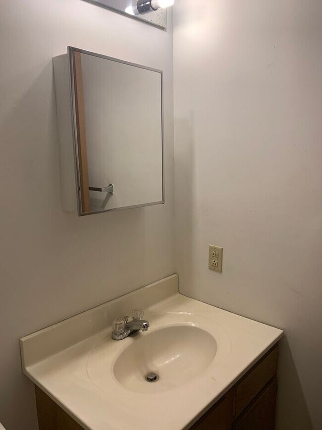 Building Photo - 2 Bedroom Apt - Pets Welcome!*