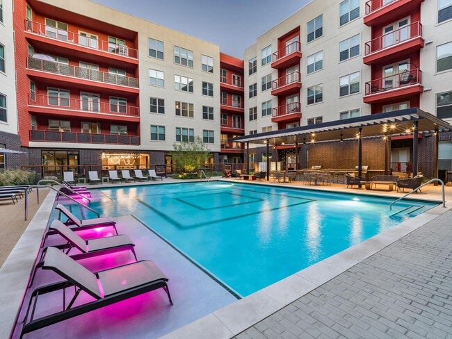 Disfrute de la piscina estilo resort en Modera EaDo, que cuenta con una espaciosa repisa para tomar sol y serenas fuentes de agua para el máximo ocio. - Modera EaDo