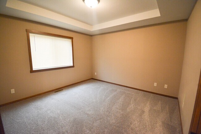Foto del edificio - Beautiful and Spacious 4 Bedroom 3 Bath Av...