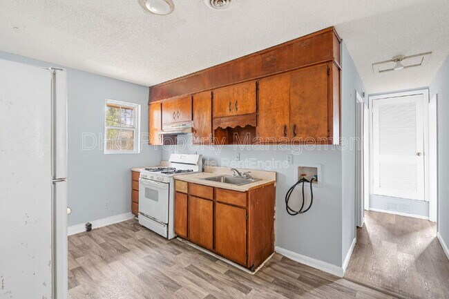 Foto del edificio - 6521 Raymond Dr