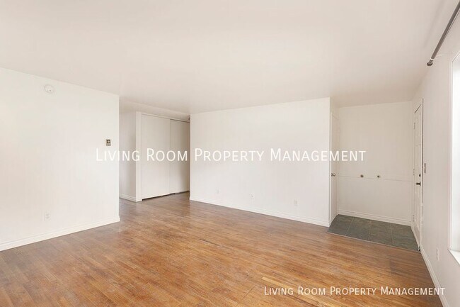 Building Photo - Perfectly Located Duplex with Private Back...