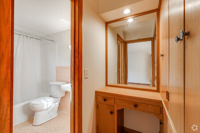 Estudio - 400SF - Baño - 3520 Grand Ave S