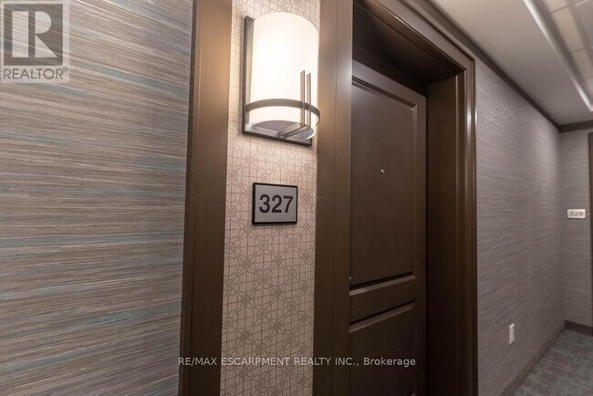 Building Photo - 450 Dundas St E