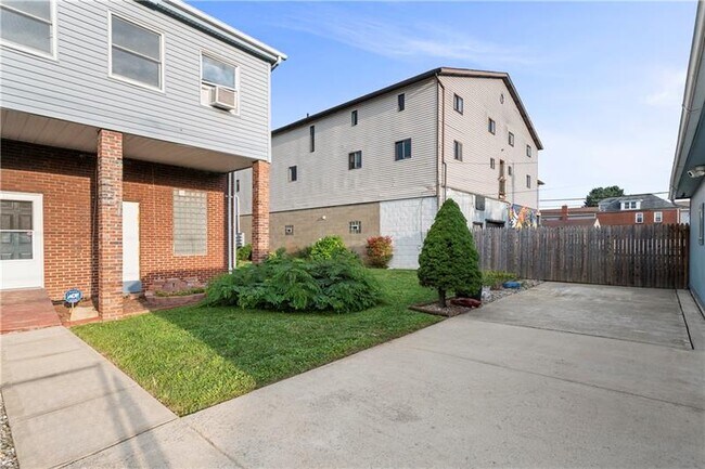 Foto del edificio - 734 Monongahela Ave