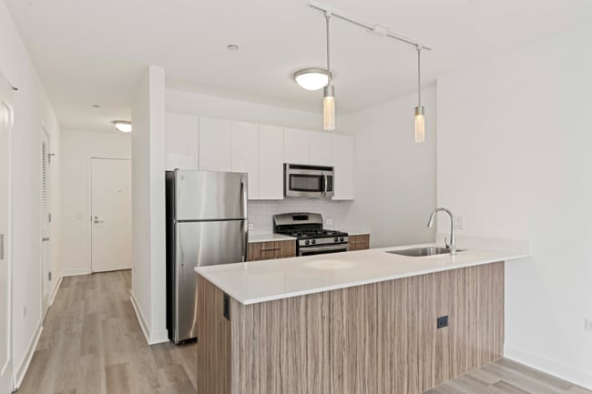 Foto del edificio - 325 W Wolf Point Plaza