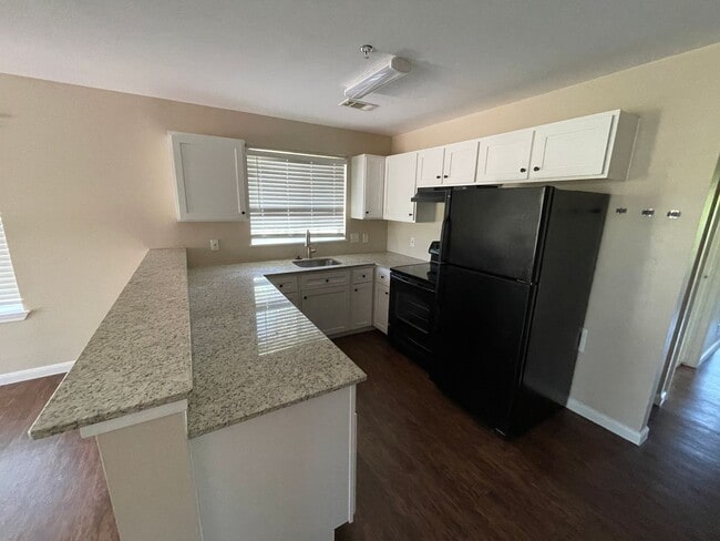 Building Photo - 413 Lion Dr