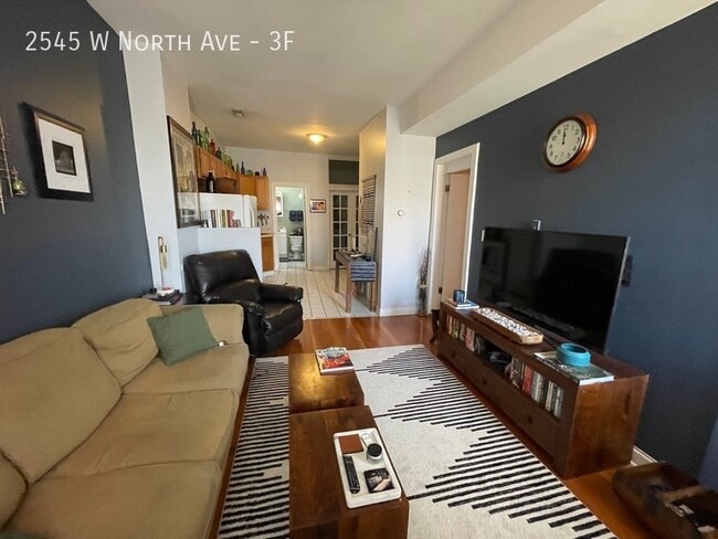 Building Photo - Charming 1 Bedroom Apartment in Great Buck...