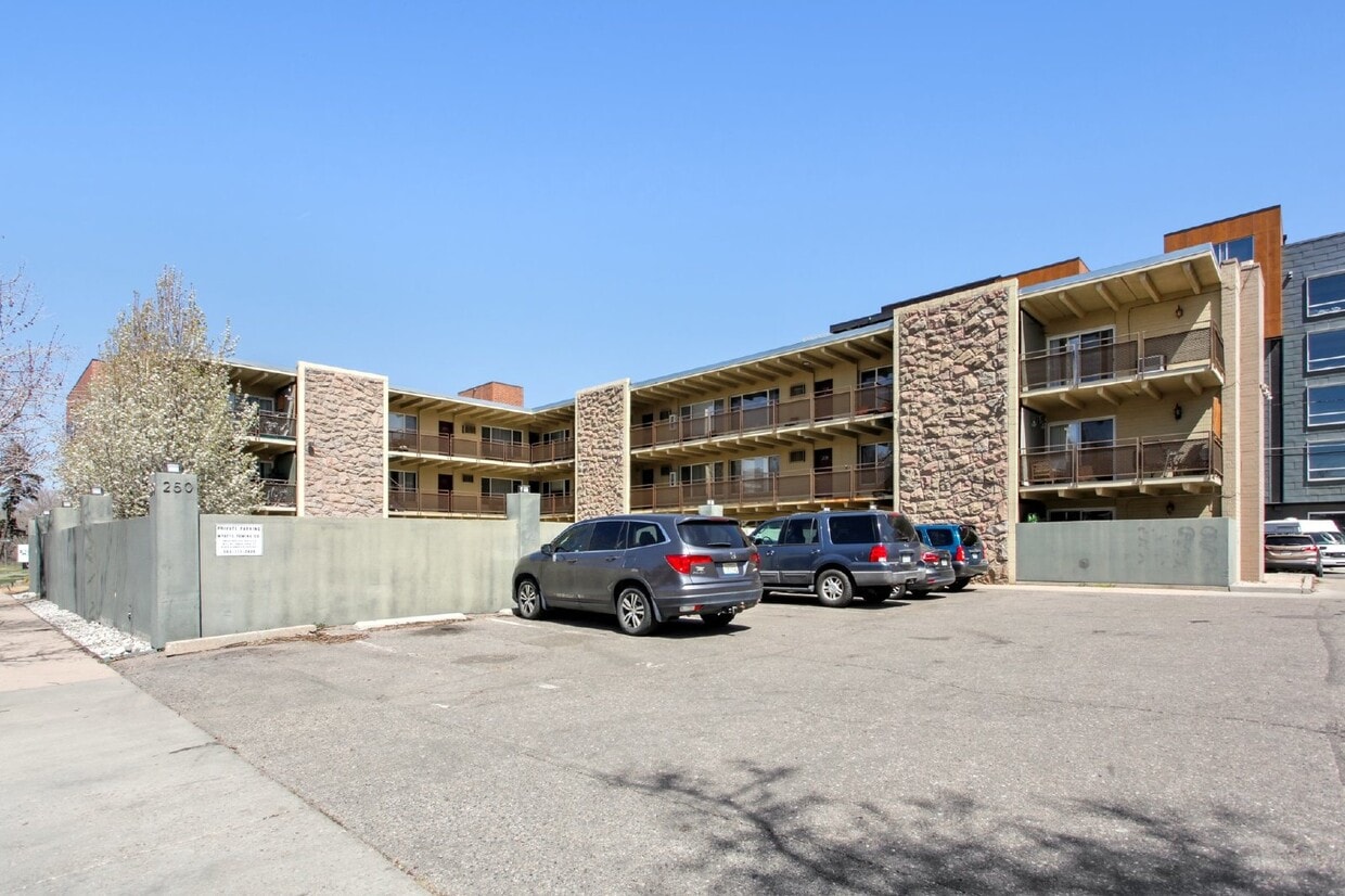 Amazing two bed with a pool in a perfect location ( move in special ) - Amazing two bed with a pool in a perfect location ( move in special )