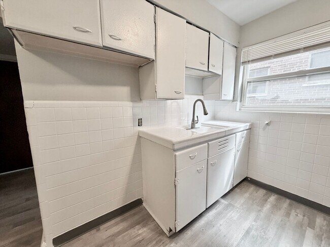 Foto del edificio - 5014 Lillian Dr