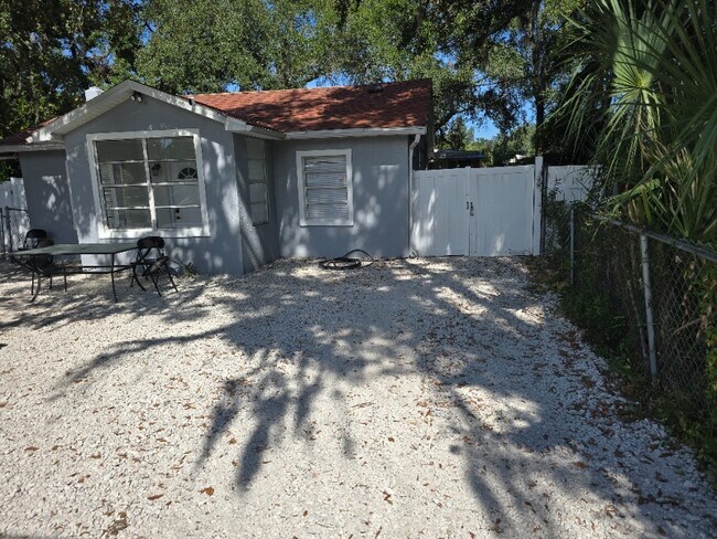 Building Photo - 3212 E Henry Ave