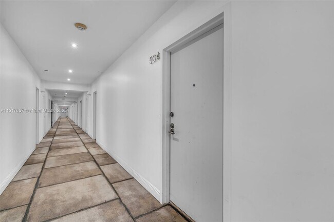 Foto del edificio - 575 Crandon Blvd