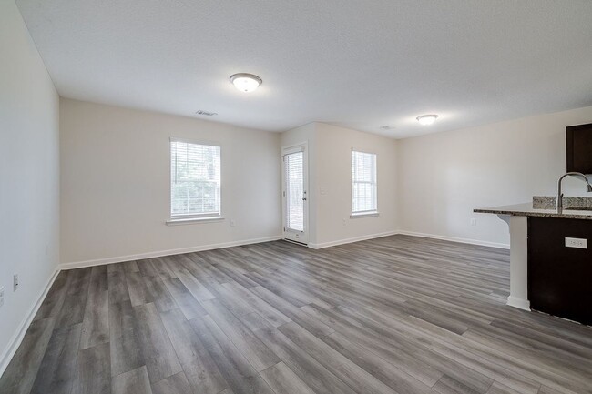 Building Photo - 3 Bedroom, 2.5 Bath Townhome Available Mar...