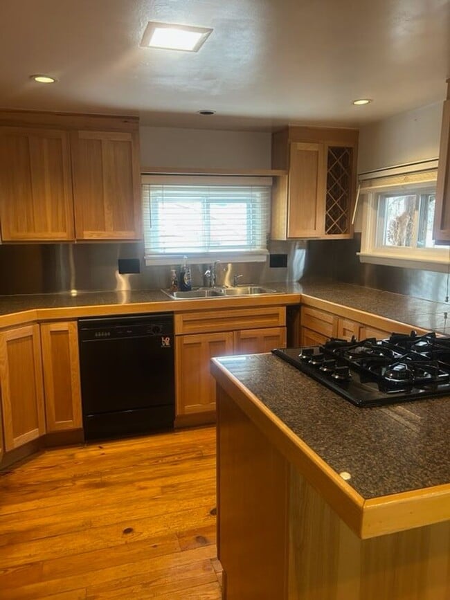 Building Photo - 3 Bedroom, 1 Bath home located in Glenwood Springs.