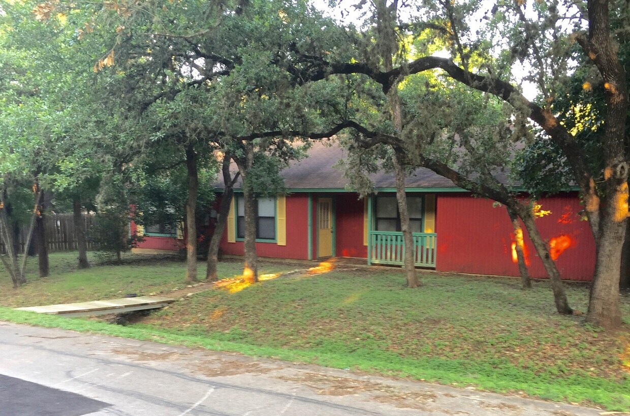 Primary Photo - Eclectic 3 Bedroom, 2 Bathroom Home - 2 Ca...