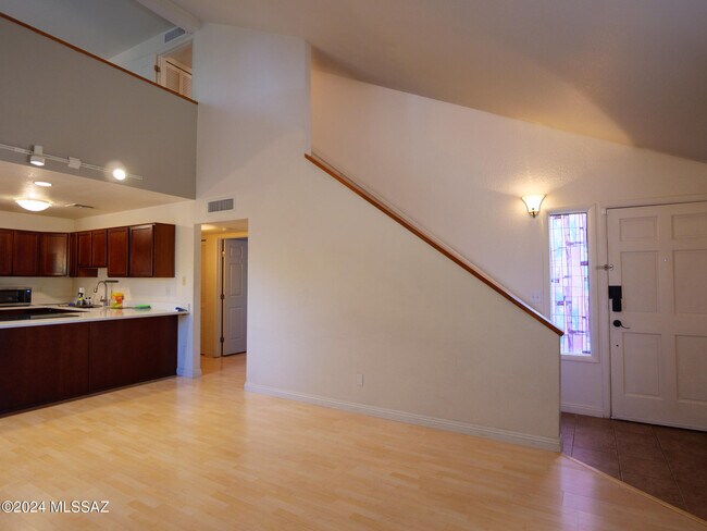 Building Photo - 5051 N Sabino Canyon Rd