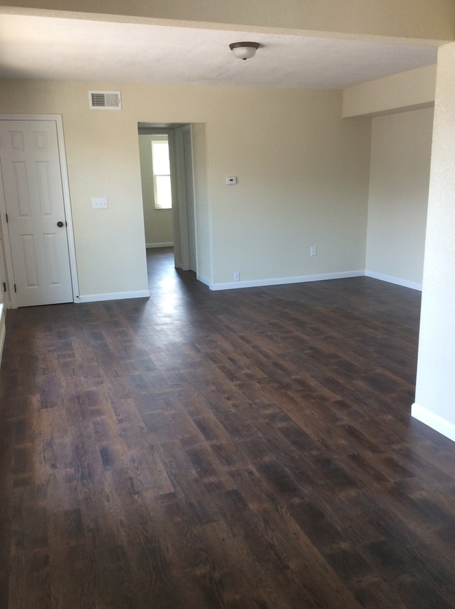 Building Photo - BEAUTIFUL REMODELED APARTMENT