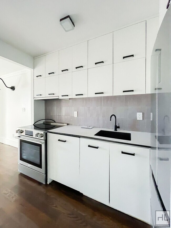 Foto del edificio - Carroll Gardens / 2-Bed 1-Bath / In-Unit Washer & Dryer