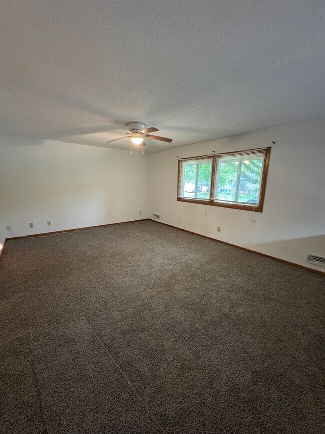 Foto del edificio - 2 Bed 1.5 Bath, Yard and shed, 2 Off stree...