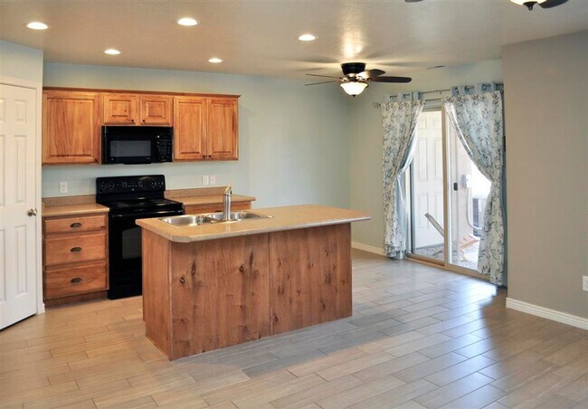 Foto del edificio - Cute Hidden Valley Townhome!