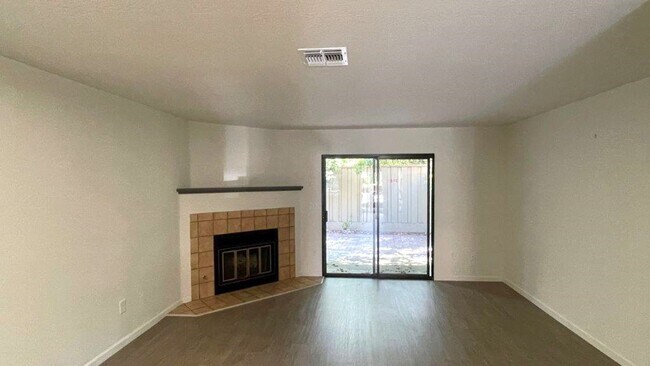 Building Photo - Martinez Beautiful 2 bedroom 1.5 bath unit...