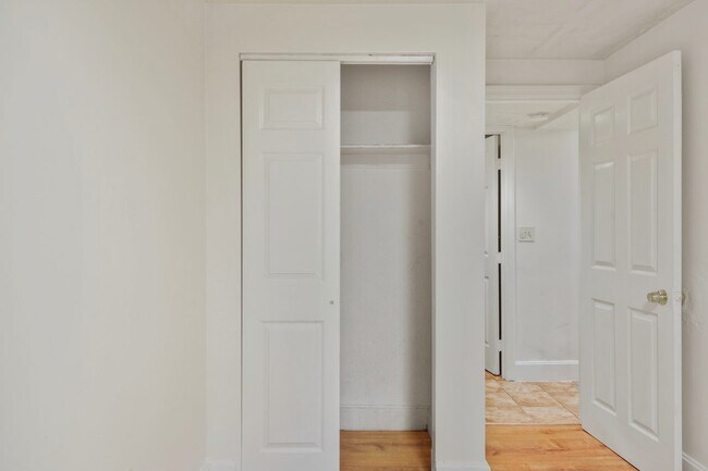 Building Photo - #768 Queen room in Roxbury 3-bed / 1.0-ba