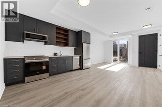 Building Photo - 132 EVERETT Cmn