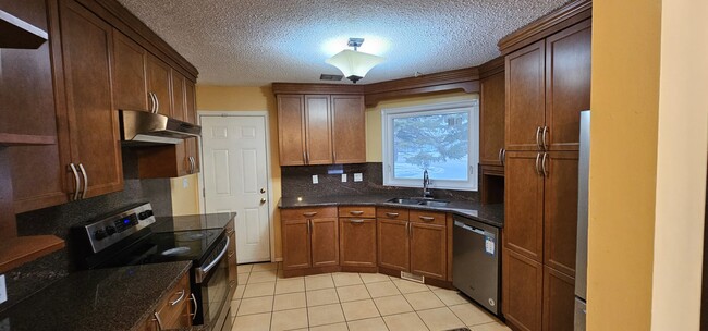 Building Photo - 2 Lake Island Crescent