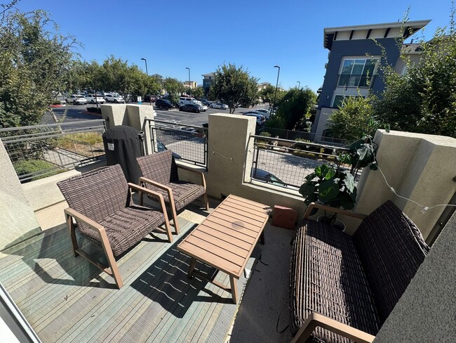 Building Photo - Beautiful, Modern 3BR/3.5BA Condo in the H...