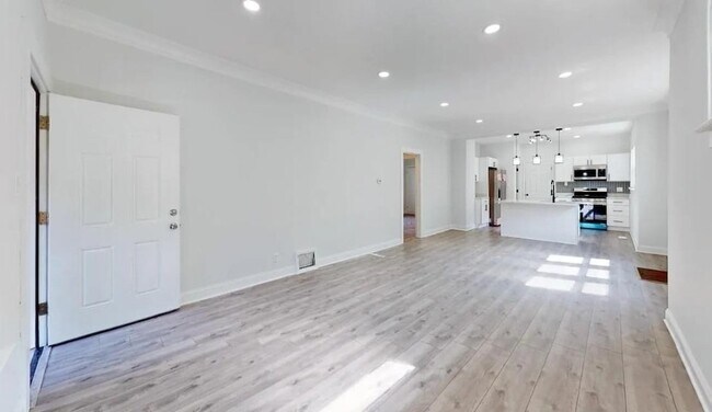 Building Photo - 1008 Drackert St