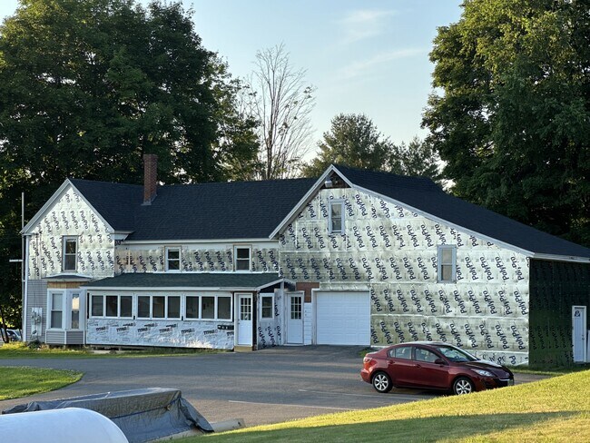 Building Photo - 555 Riverside Dr