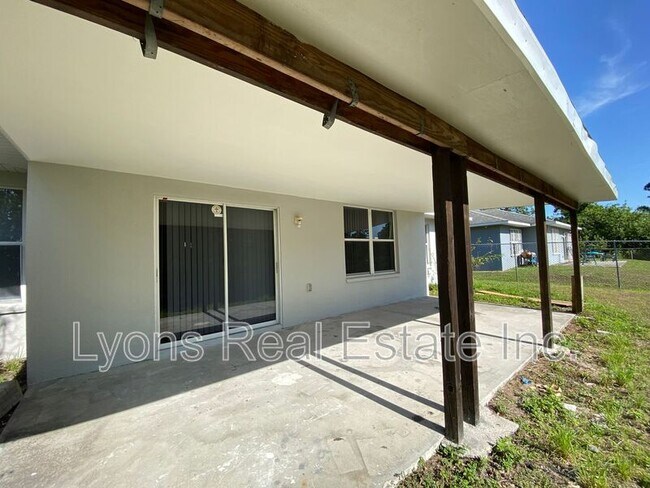 Building Photo - 539 Alexia Ave S