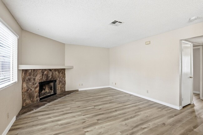 Building Photo - 2 bed, 2 bath Condo Right outside of Summerlin!