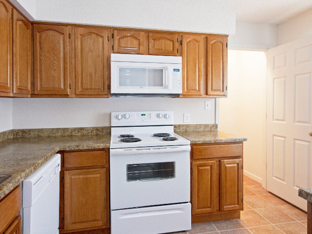 Cocina y despensa de un dormitorio Quail Ridge - Quail Ridge East Apartments