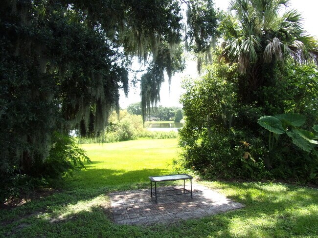 Foto del edificio - Walk to Lake Hollingsworth...Available Now