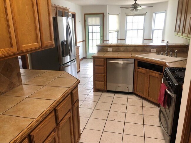 Foto del edificio - 2200 Surrey Dr