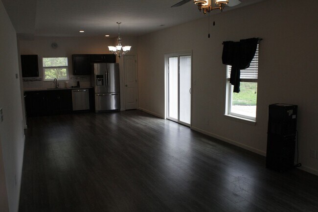 Foto del edificio - 4 Bd 2.5 Ba Townhome with 2 car garage