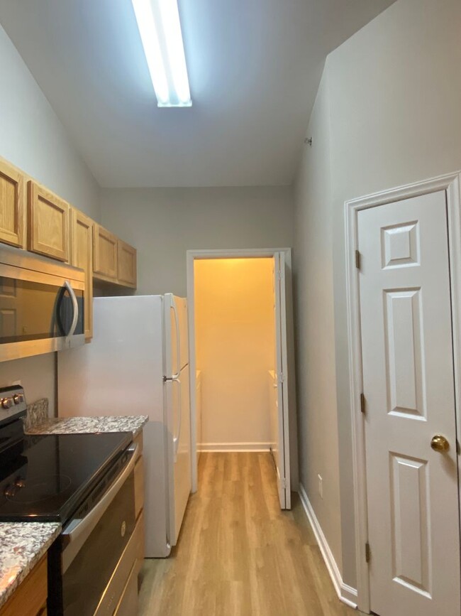 Foto del edificio - 2 bedroom / 2 bathroom - 3rd floor condo e...
