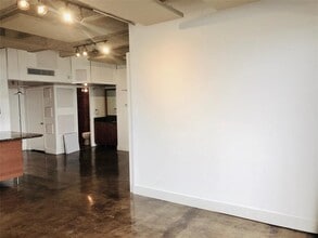 Building Photo - 2016 Main St